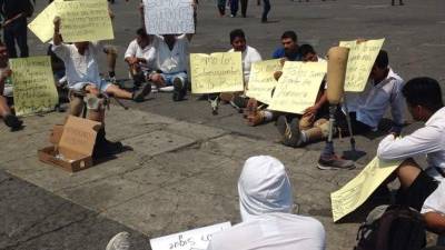 Los migrantes pidieron con pancartas apoyo a los mexicanos y al Gobierno de Honduras.