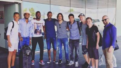 'En mi camino a Turquía con buenos amigos! Ganas de jugar otra vez con ellos', escribió Puyol junto a esta foto en Twitter.