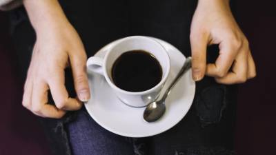 La cafeína influye en los receptores situados en las neuronas que favorecen la pérdida de sinapsis.