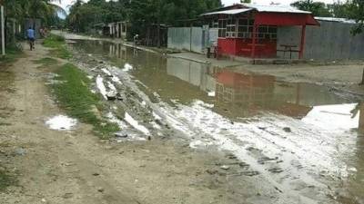 Llena de baches y charcos se encuentra la calle principal de la 6 de Mayo desde hace más de un mes.