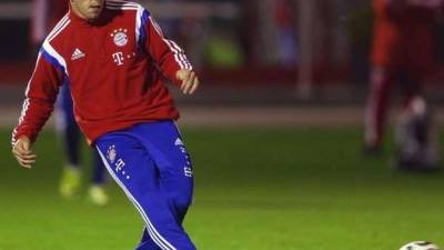 El excapitan de la selección de Alemani, Philipp Lahm, abandonó las instalaciones del Bayern con muletas tras la lesión.