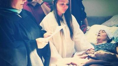 Momentos en que la directora del instituto, Vickie Plitt, presencia los actos de graduación de Megan Sugg, junto a la cama de su madre.