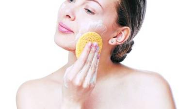 Durante dos días no debe maquillarse, tras someterse a la microdermoabrasión. Límpiese muy bien la piel con un producto suave. Hágalo tres veces al día.