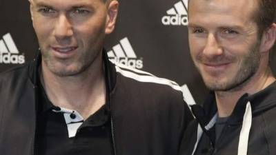 Zinedine Zidane admira la belleza de David Beckham.