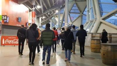 Solo actividades de limpieza se han podido observar en las afueras del estadio, en un ambiente pasivo previo al decisivo encuentro.