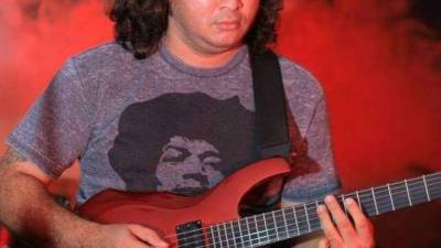 El músico hondureño Walter Figueroa necesita ayuda para cubrir los gastos médicos de su tratamiento contra el cáncer. Foto: Facebook.