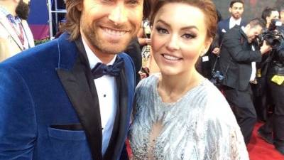 Sebastián Rulli y Angelique Boyer lucen muy felices.