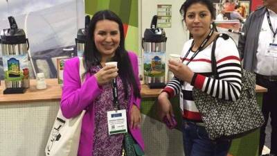 Dos mujeres posan en el stand de Honduras.