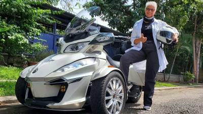 La arquitecta con su compañera “Alegría” ha recorrido ya Honduras, Guatemala y México en viajes que le permiten conocer más de la vida de los motociclistas.