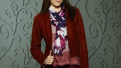 Un par de meses después del incendio que cambió sus vidas, Annalise Keating y sus alumnos luchan por seguir adelante con sus vidas. Annalise decide que es hora de separarse de ellos.