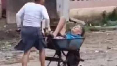 Sin importarle las burlas de los curiosos la mujer subió a su marido a la carreta y cargó con él hasta la casa tras encontrarlo fondeado en la calle.