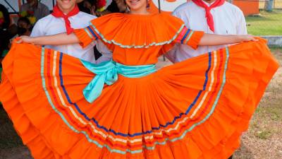 <b><span class=mln_uppercase_mln> Lindos trajes típicos lucieron los alumnos de la prestigiosa institución.</span></b>