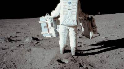 Su comandante y el primer hombre que pisó la Luna, Neil Armstrong, falleció en 2012. AFP