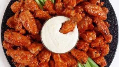 Sirva las alitas con el aderezo que más le guste.