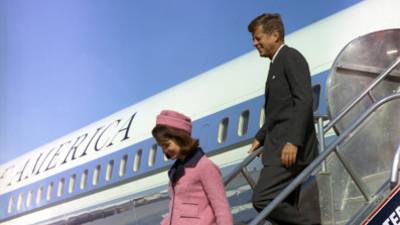 John F. Kennedy y su esposa Jackie en su arribo a Dallas el 22 de noviembre de 1963.