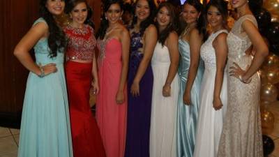 Las jovencitas lucieron elegantes y felices porque la noche lo ameritaba.