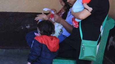 Es importante abrigar a los niños antes de salir a la calle.