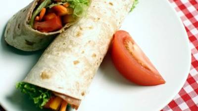 Incluye rellenos típicos de sándwich envueltos en una tortilla de harina.