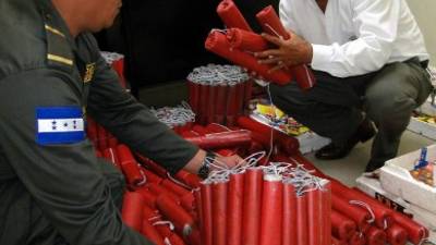 José Ortega, director de la Policía Municipal, junto a un agente de esa oficina levantan un inventario del producto explosivo decomisado en los operativos que ejecutan en El Progreso.