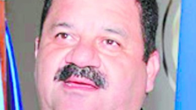 El cumpleañero Emilio Medina y su esposa Rina Guillén de Medina.