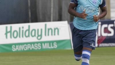 El espigado ariete de la Bicolor se entrena con todo.