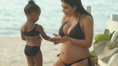 Kim Karsdahian con North West en la playa.