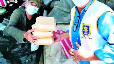 La entrega de comida a través del comedor “Robin Hood” ha llegado a varios puntos de la ciudad industrial. Con alegría y esmero, Marco García se volvió un mensajero de la paz en favor de los necesitados.