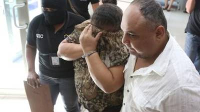 Karen López compareció ayer al Palacio de la Justicia a la audiencia de declaración de imputado. Está acusada de fraude y fue aprehendida por agentes de la Atic.