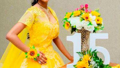 <b><span class=mln_uppercase_mln>Quinceañera.</span></b> Marilineth Rocío Torres Fuentes lució un elegante vestido de princesa en color amarillo.