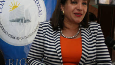 La secretaria del Congreso Nacional, Gladys Aurora López, asume que si existen diputados que han tramitado dispensas, lo han hecho con la credencial.