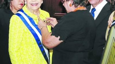 Irma Acosta de Fortín dijo que recibía con orgullo y humildad la presea.