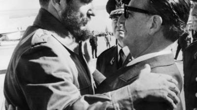 El Primer Secretario de Cuba del Partido Comunista y Presidente del Consejo de Estado, Fidel Castro, saludando al Presidente chileno Salvador Allende en Santiago, el 10 de noviembre de 1971. AFP