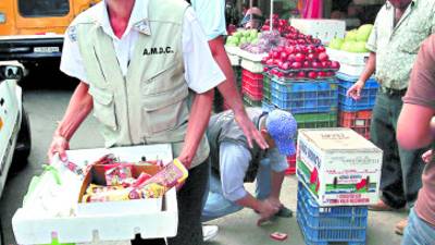 Los elementos de la Policía Nacional acompañaron las primeras acciones, pero después se fueron a otras zonas.