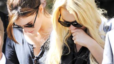 MAN38 - BEVERLY HILLS (EE.UU.), 06/07/2010.- La actriz estadounidense Lindsay Lohan (d) deja la corte acompañada de su hermana Ali (i), tras escuchar su sentencia a 90 días de prisión en un juzgado en Beverly Hills, California (EEUU) hoy, martes 6 de julio de 2010, en donde se realizó una audiencia sobre el estado de su libertad condicional donde se le acusa de violar los términos de esta, luego de perder la pulsera que detecta consumo de alcohol, en la fiesta después de la gala de los MTV Movie Awards, el pasado 7 de junio. Lohan se presentará por su propia voluntad el 20 de julio para cumplir su sentencia. EFE/MIKE NELSON