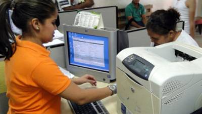 La población llega al RNP a solicitar partidas de nacimiento y otros documentos.