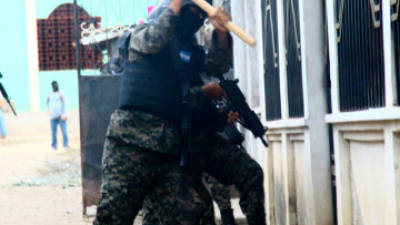 Los policías militares al momento de ingresar a una de las viviendas