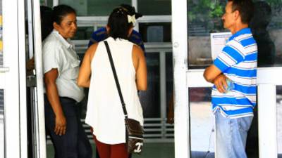 Los celadores afirman que tienen esperanza de que les den su dinero.