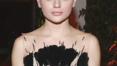 La actriz del filme 'The Kissing Booth' se rapó para un nuevo trabajo.