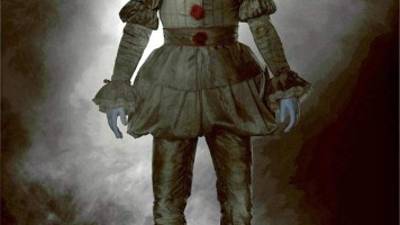 Warner Bros y New Cinema han presentado el primer tráiler del remake It (Eso), basado en la novela de éxito del escritor estadounidense Stephen King. El diabólico payaso Pennywise regresa el próximo 8 de septiembre a las salas de cine de la mano del director argentino Andy Muschietti.