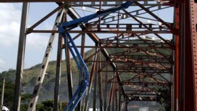 Los trabajos de remodelación y reparación en el puente comenzaron el lunes.