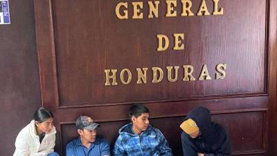 En el consulado de Dallas, Texas, cuatro hondureños esperan ser atendidos para hacer sus trámites consulares.