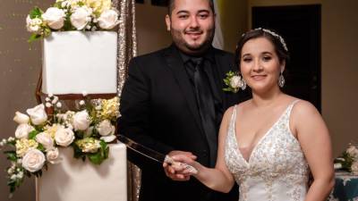 Esposos. José Ramos y Mónica Montes parten el pastel de bodas elaborado por Treast Boutique.
