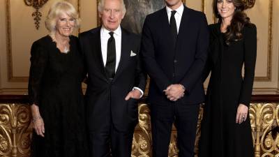 Una foto publicada por el Palacio de Buckingham el 1 de octubre de 2022 muestra (de izquierda a derecha) a Camilla de Gran Bretaña, la reina consorte, el rey Carlos III de Gran Bretaña, el príncipe Guillermo, príncipe de Gales de Gran Bretaña y Catalina, princesa de Gales de Gran Bretaña posando para una fotografía dentro del palacio de Buckingham en 18 de septiembre de 2022.