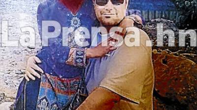 Christopher Glenn con una de las menores que tenía en cautiverio en Comayagua.