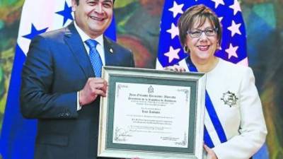 La embajadora de Estados Unidos, Lisa Kubiske, recibió ayer la Orden Francisco Morazán, en el grado Gran Cruz Placa de Plata.