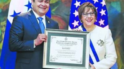 La embajadora de Estados Unidos, Lisa Kubiske, recibió ayer la Orden Francisco Morazán, en el grado Gran Cruz Placa de Plata.