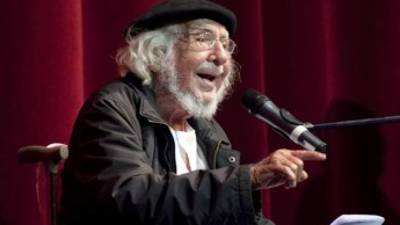 El poeta nicaragüense Ernesto Cardenal lee un discurso tras recibir el Premio Internacional Pedro Henríquez Ureña, que otorga el Gobierno de República Dominicana, jueves 24 de abril de 2014.