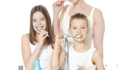 Los padres deben enseñarles a sus hijos el hábito del aseo bucal diario.