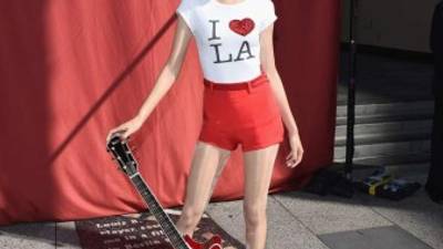 Imagen de la estatua de la cantante de 24 años de edad.