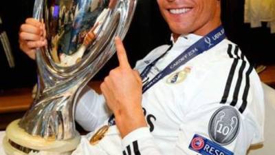 Cristiano Ronaldo posa con la Supercopa de Europa.